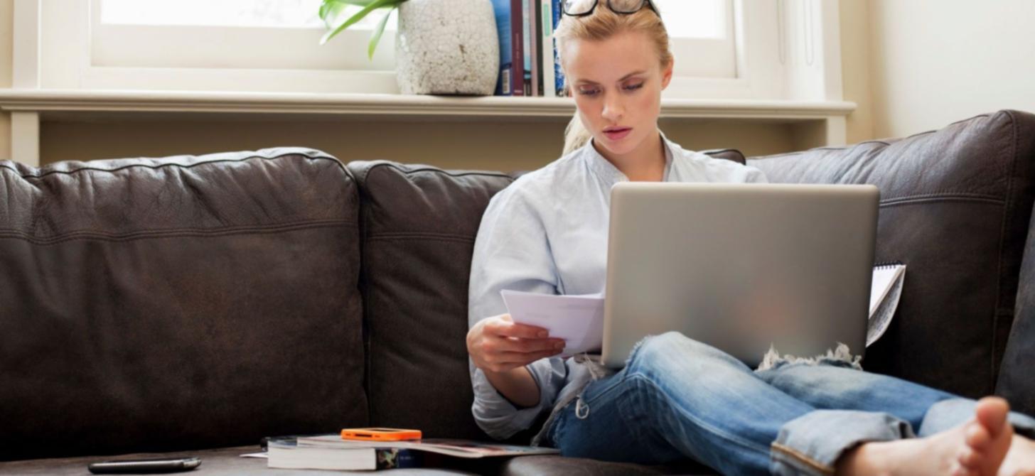 Ambiente di lavoro collaborativo con analisi di dati keyword su schermo